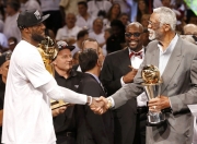 队员大卫拉塞尔成为传奇杰出球员蝉联MVP